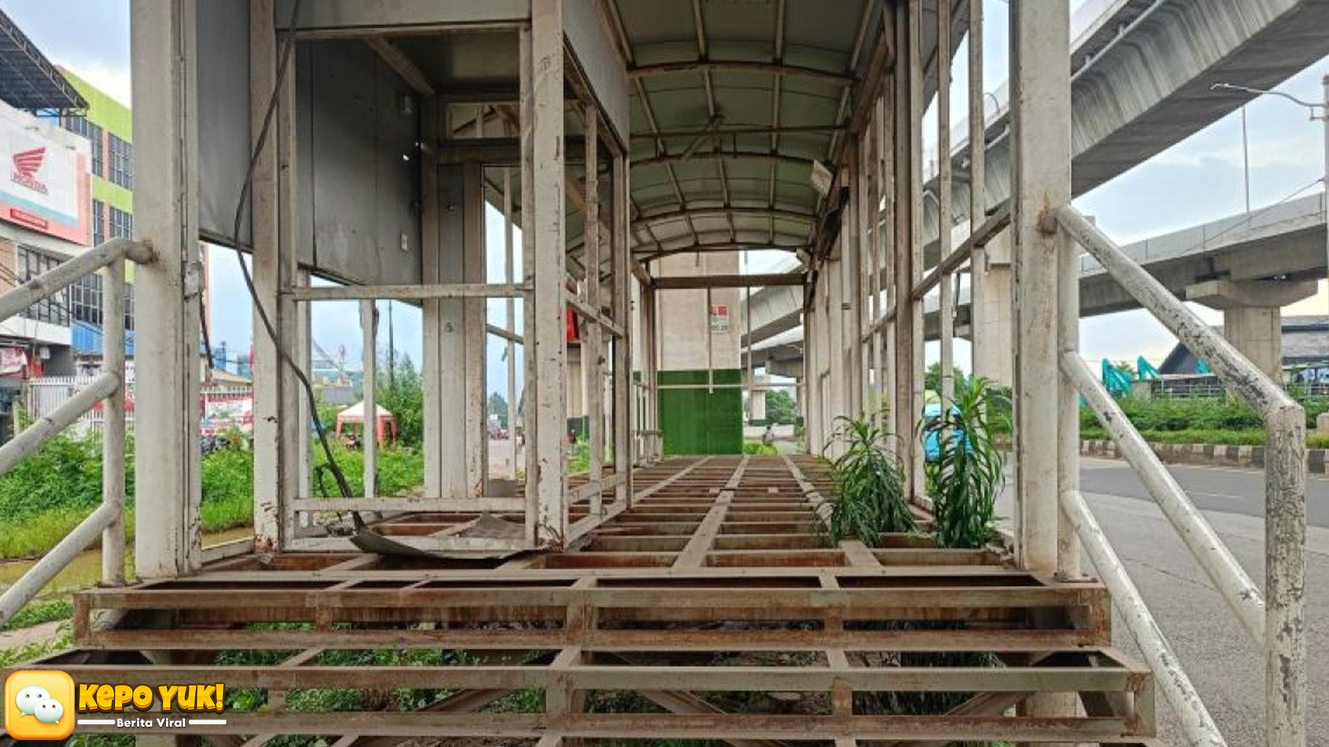 Halte Cakung: Terbengkalai Akibat Kurangnya Minim Pengawasan