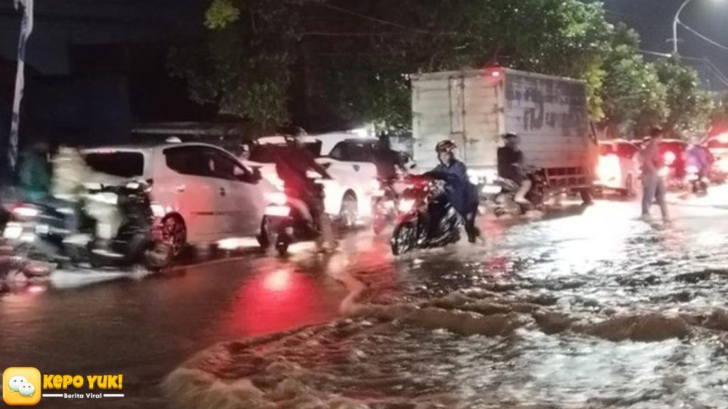 Mogok Massal di Cianjur, Puluhan Kendaraan Terjebak Banjir