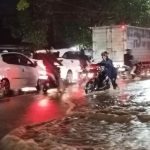 Mogok Massal di Cianjur, Puluhan Kendaraan Terjebak Banjir