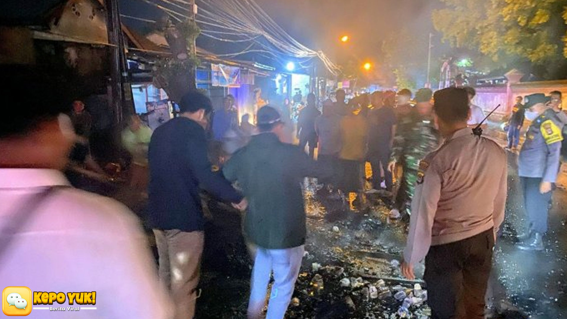 Kebakaran Miniatur Masjid Warnai Pawai Takbiran di Mataram