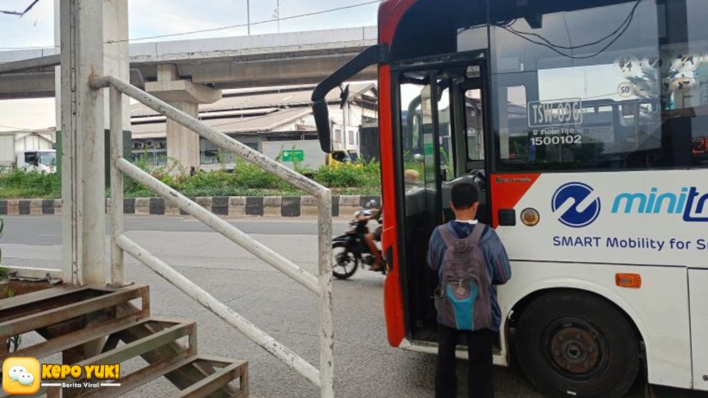 Halte Cakung: Terbengkalai Akibat Kurangnya Minim Pengawasan