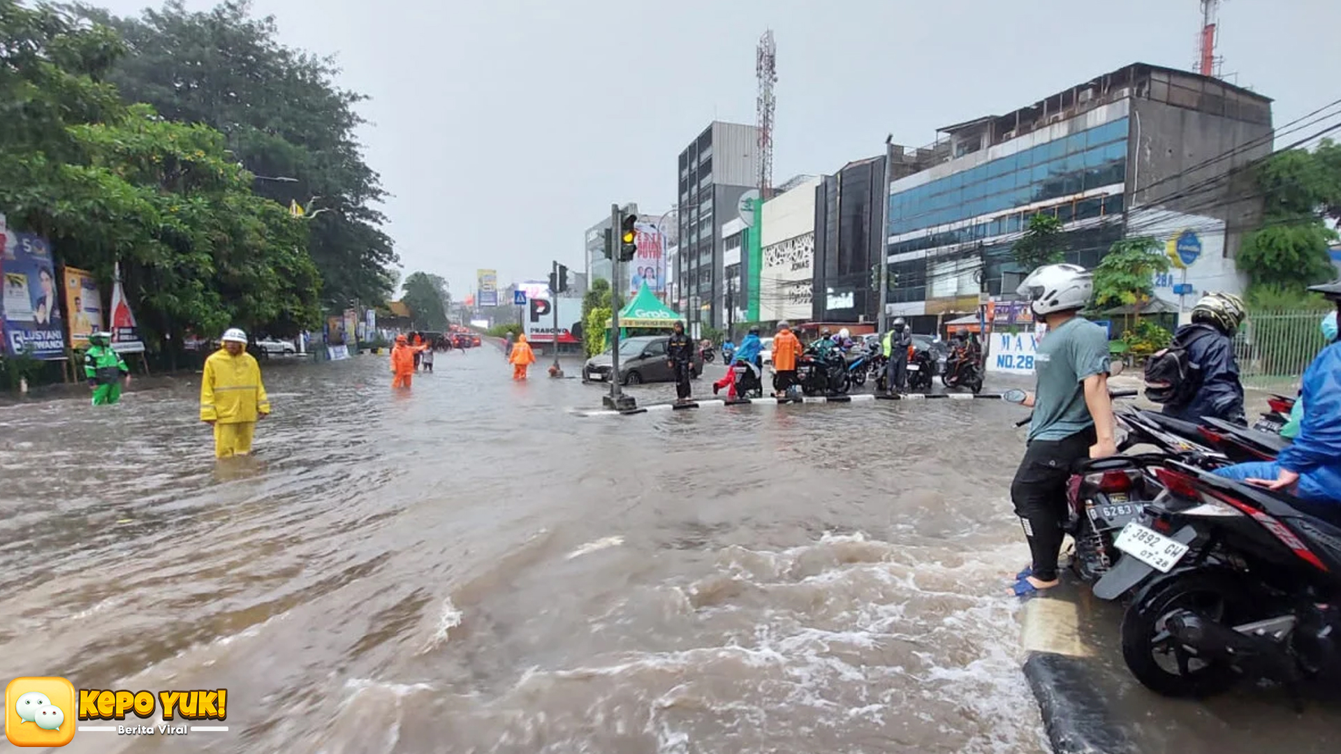 Mogok Massal di Cianjur, Puluhan Kendaraan Terjebak Banjir