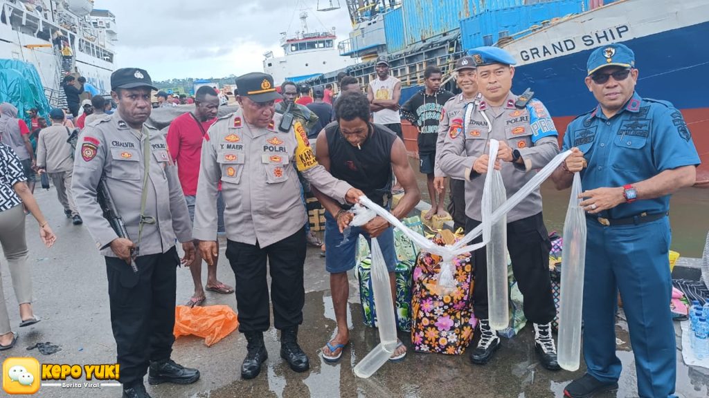 Sopi Ilegal Disita Polisi dari Penumpang Kapal KM Tatamailau