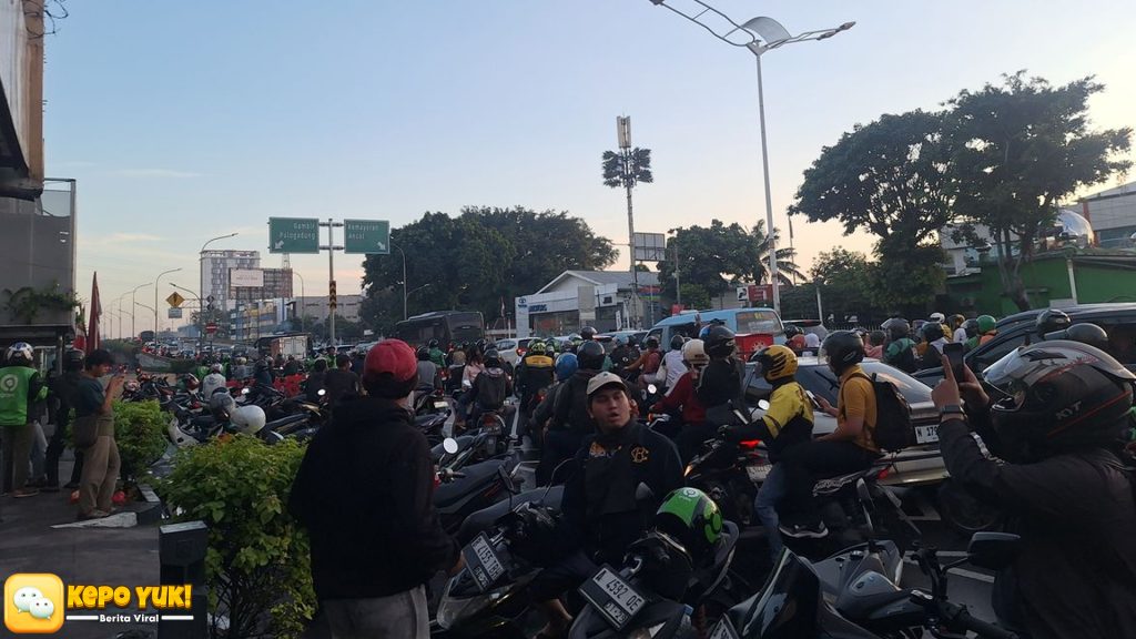 Sopir Ojol Tertabrak, 5 Sorotan Mako Brimob Kwitang Masih Ramai