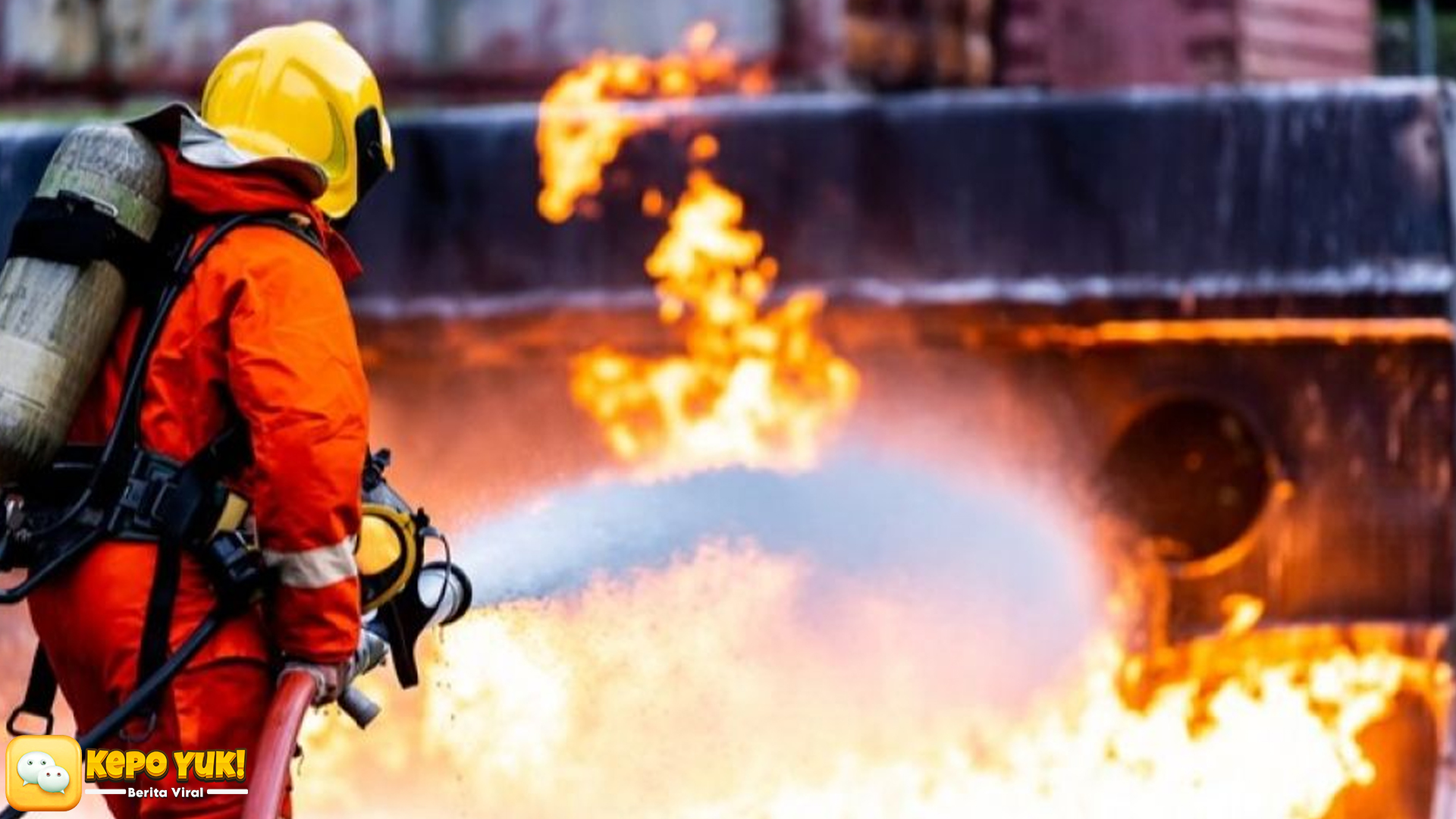 Lapak Duren Sawit Terbakar, 11 Unit Damkar Bergerak Cepat