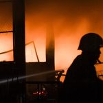Lapak Duren Sawit Terbakar, 11 Unit Damkar Bergerak Cepat
