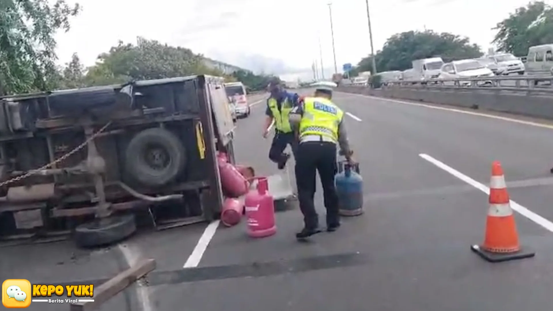 Muatan Berlebih Sebabkan 1 Ban Pecah, Truk LPG Terguling di Tol