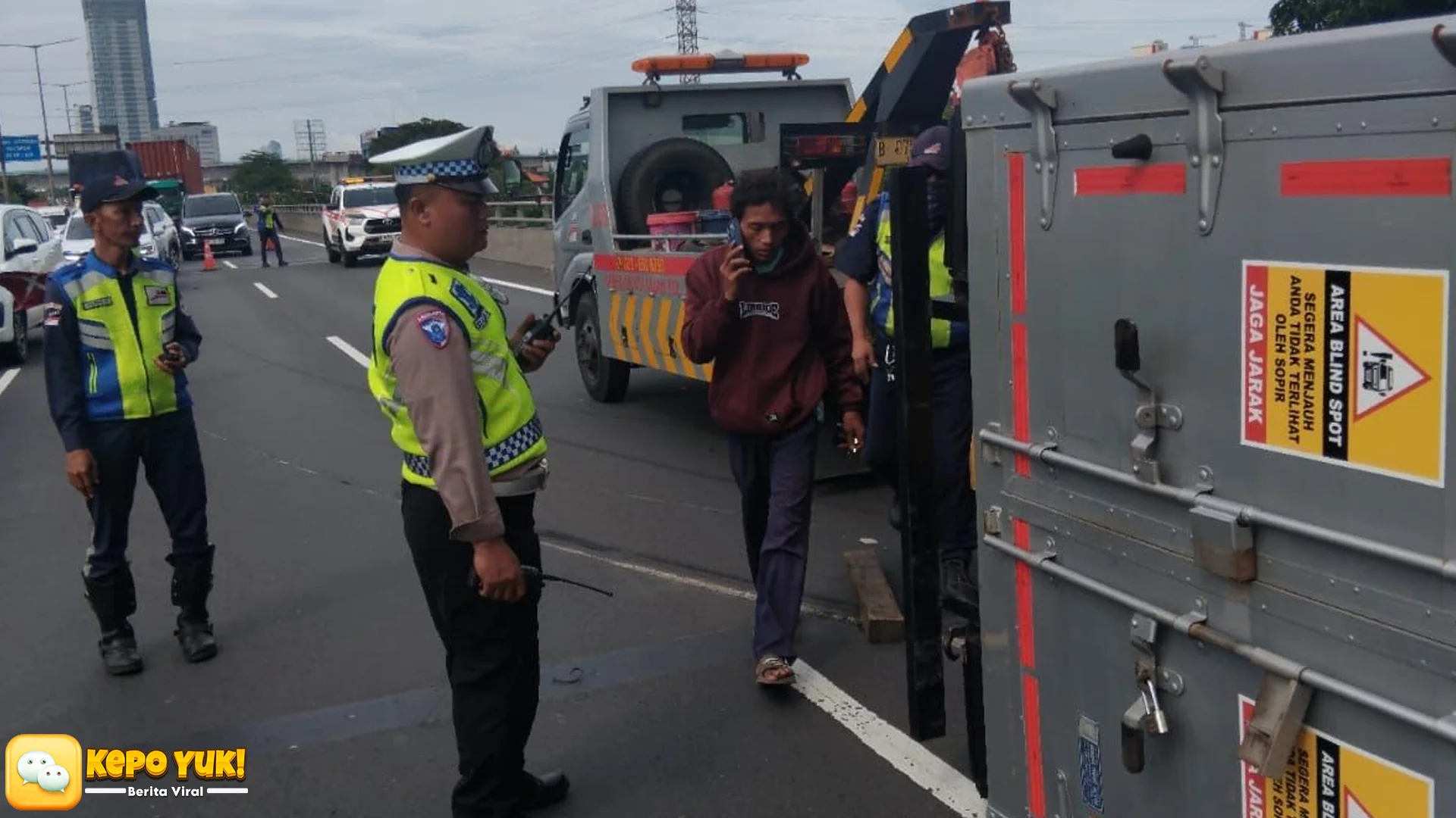 Muatan Berlebih Sebabkan 1 Ban Pecah, Truk LPG Terguling di Tol