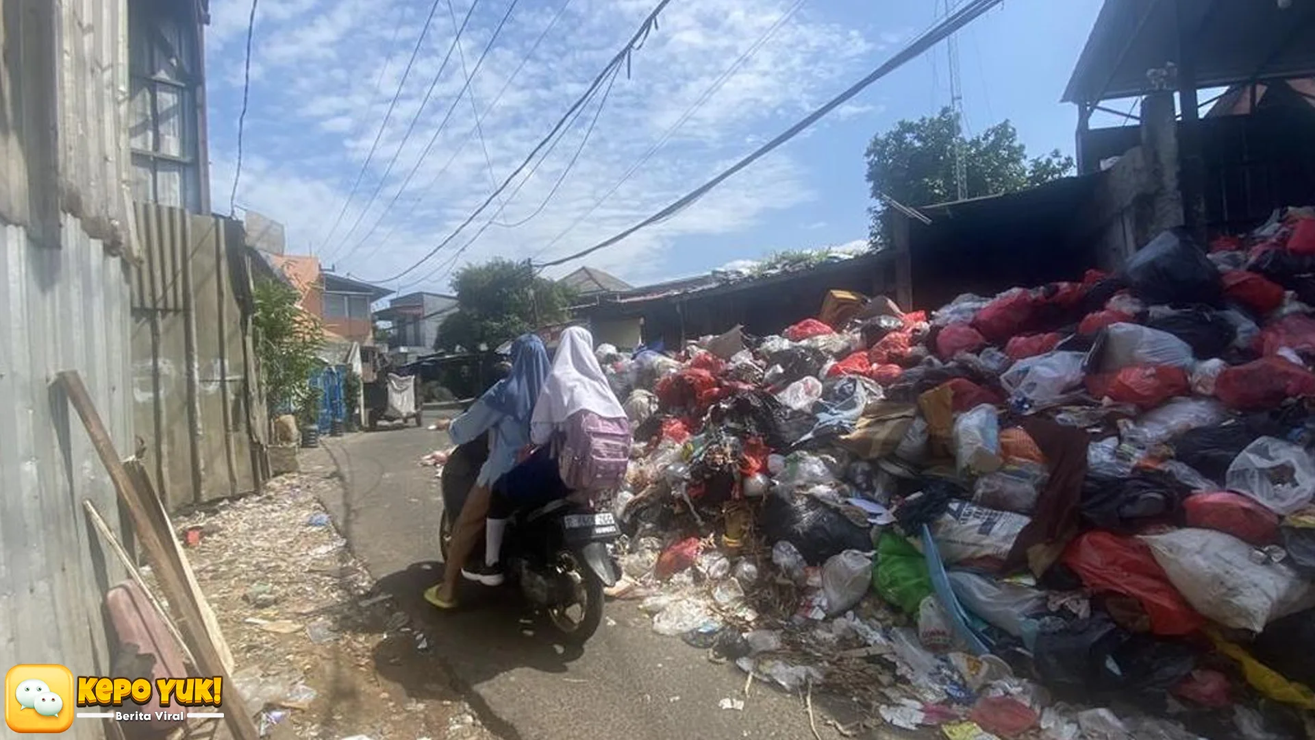 5 Penyebab Penting Sampah Menggunung di TPS Depok dan Meluber ke Jalan