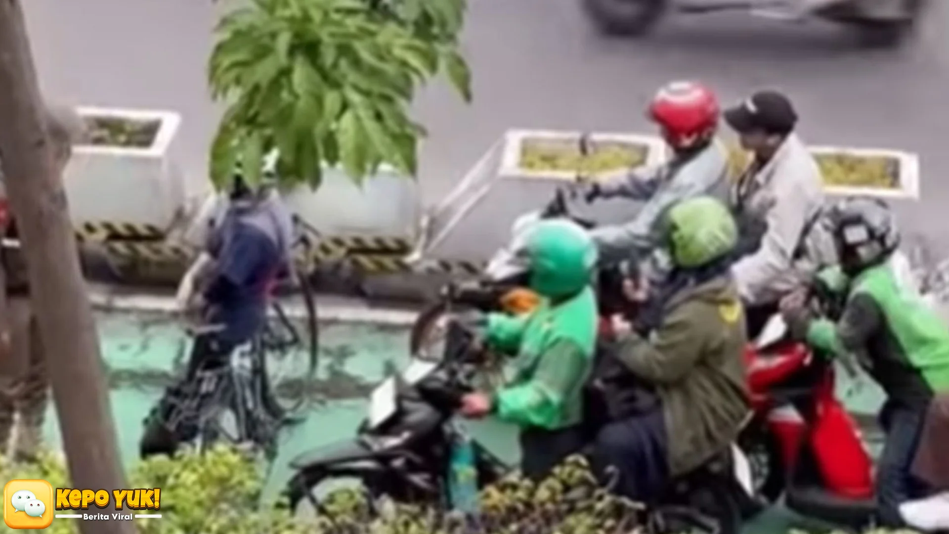 5 Hal Menarik Viral Pesepeda Perempuan Adang Motor di Jalur Sepeda