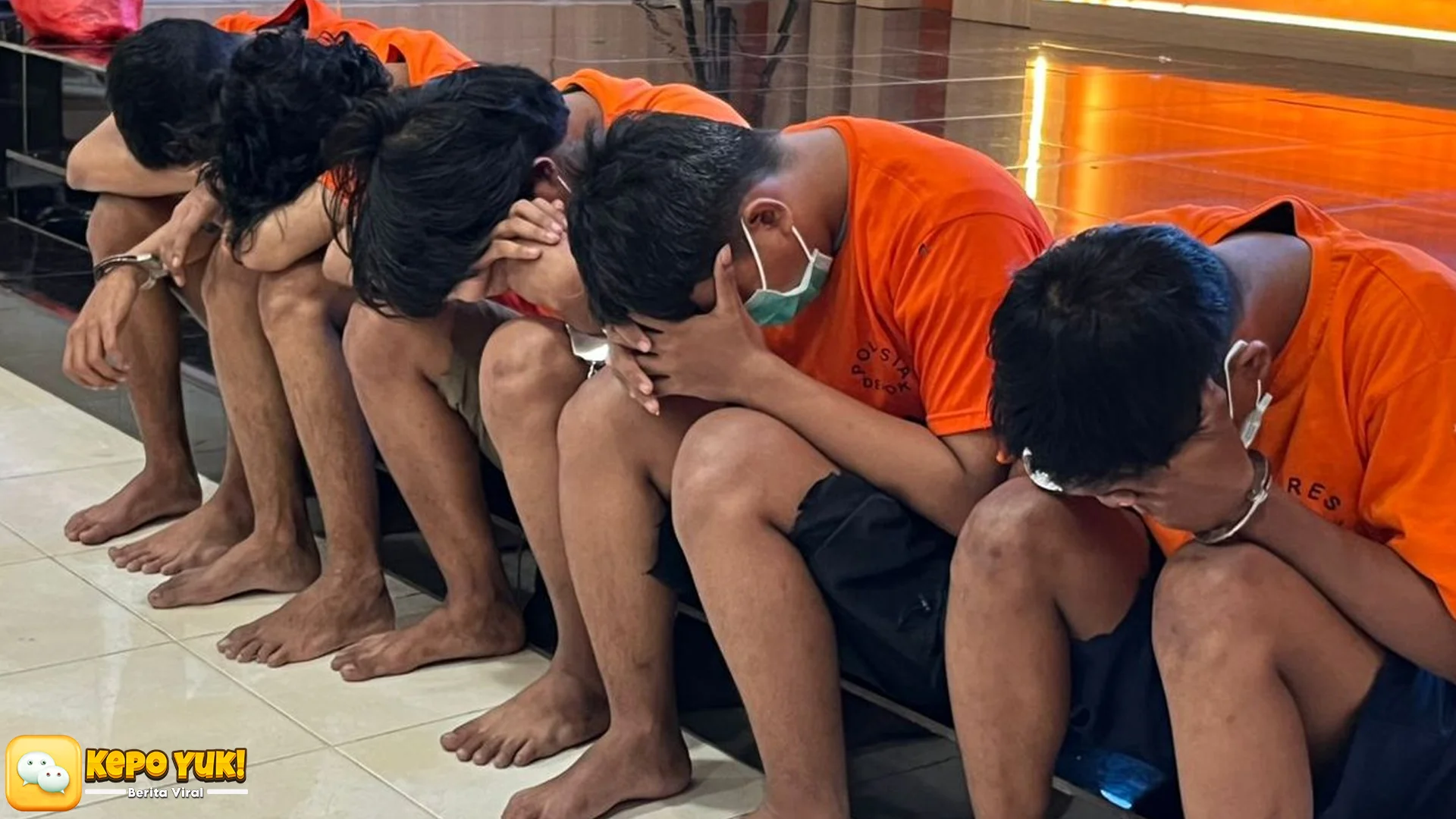 Ketika satu orang memulai menyebarkan tuduhan, orang lain dengan cepat ikut terseret. Tekanan massa yang tak terlihat menciptakan efek domino yang sulit dihentikan. Suara berbeda perlahan tenggelam, sementara teriakan mayoritas terdengar seolah paling benar. Tekanan ini mendorong tindakan impulsif dan reaksi emosional. Orang-orang merasa mendapat pembenaran karena mereka tidak sendirian dan terikat oleh opini kelompok.