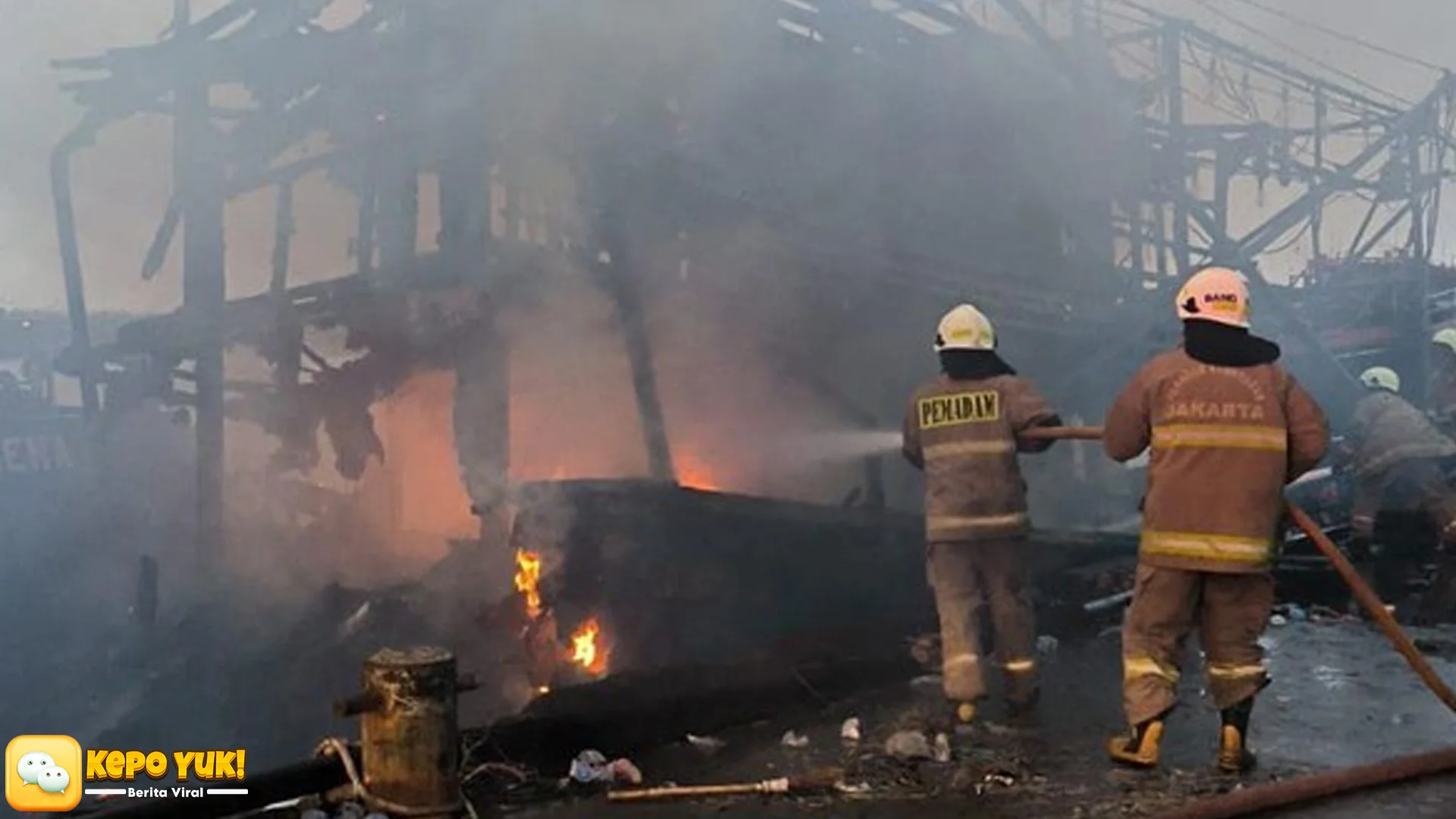4 Respons Cepat Damkar Saat Kapal Nelayan Terbakar di Penjaringan