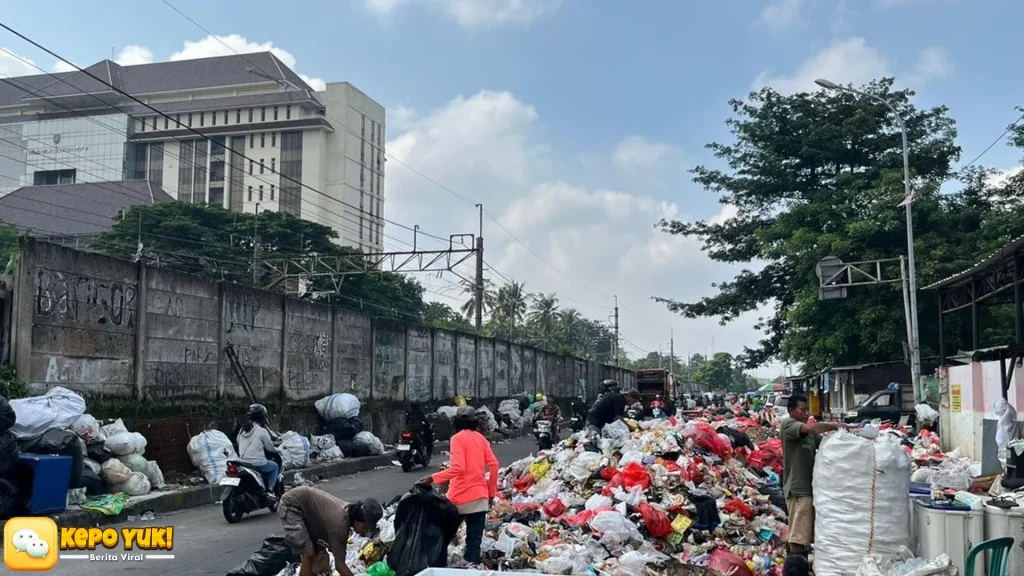 5 Penyebab Penting Sampah Menggunung di TPS Depok dan Meluber ke Jalan