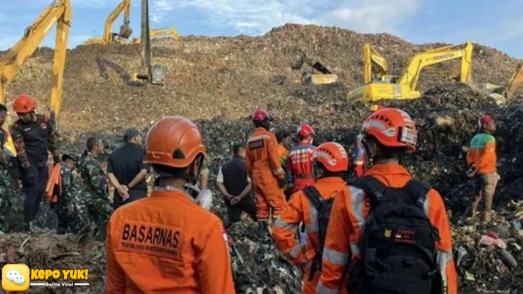 Bantargebang 4 Evakuasi Korban Longsor Sampah Brimob Polda Metro Bergerak