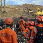 Bantargebang 4 Evakuasi Korban Longsor Sampah Brimob Polda Metro Bergerak