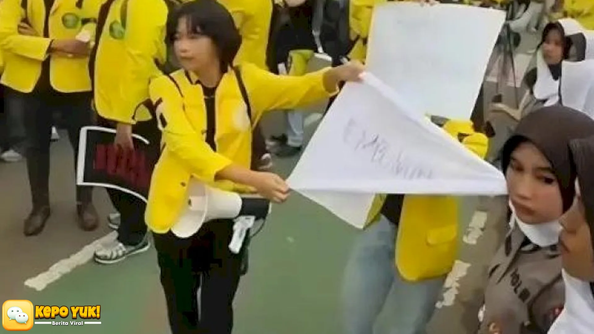 Heboh Mahasiswi UI Tegaskan Minta Maaf Usai 5 Serban Polwan Dicoret